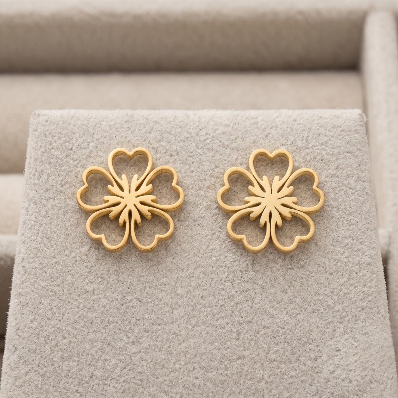 Blossom_Heart_Stud_anti tarnish_Earring_2