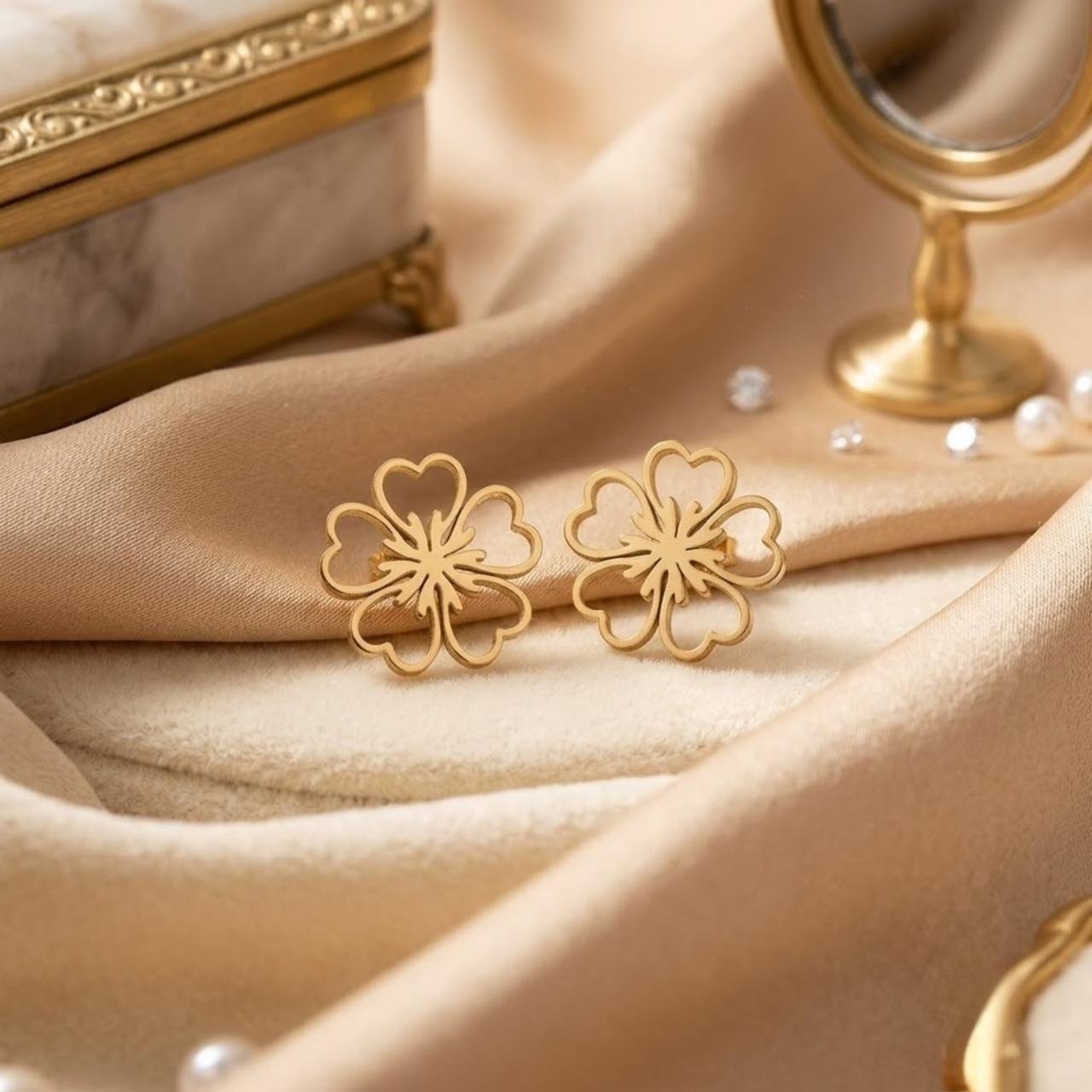 Blossom_Heart_Stud_anti tarnish_Earring_3